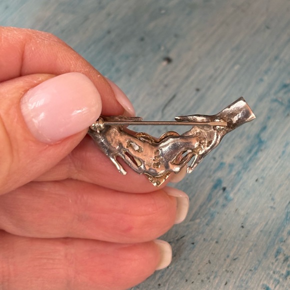 Unique artisan-made pin with gold heart held by two silver hands - Picture 13 of 15